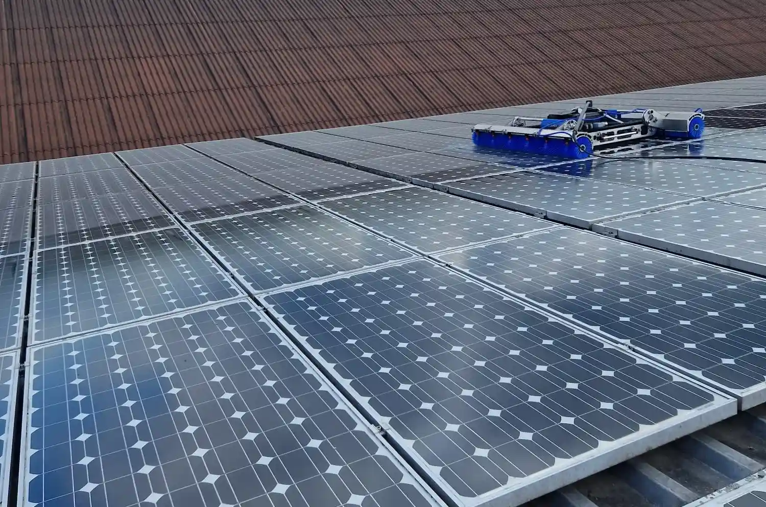 Solaranlage auf einem Dach — PV Peak professionelle Solarreinigung